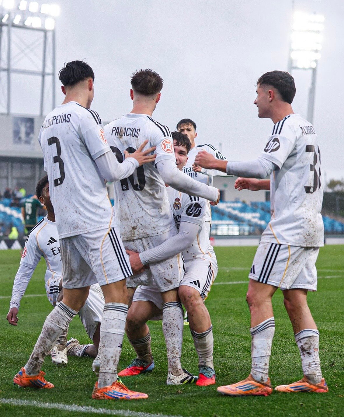 Real Madrid Castilla celebrando un gol ante el Cacereño