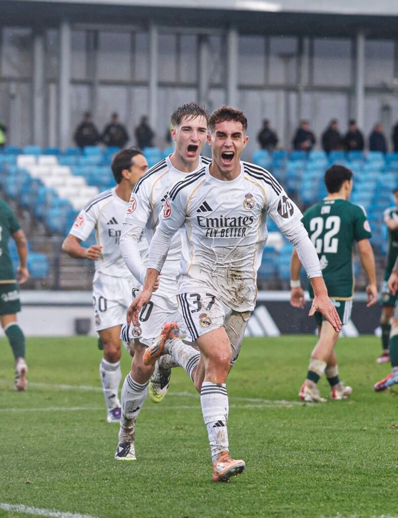 Álvaro Hernández celebrando un gol ante el Cacereño