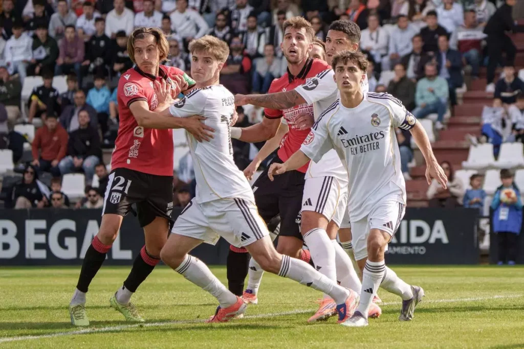 Disputa por el balón entre jugadores del Mérida y del Real Madrid Castilla en un saque de esquina