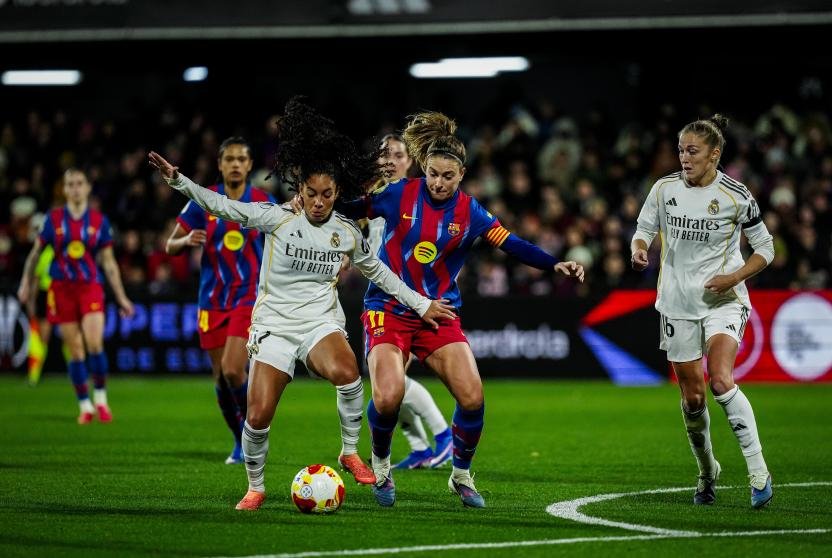 Yasmin y Alexia Putellas en una lucha de balón